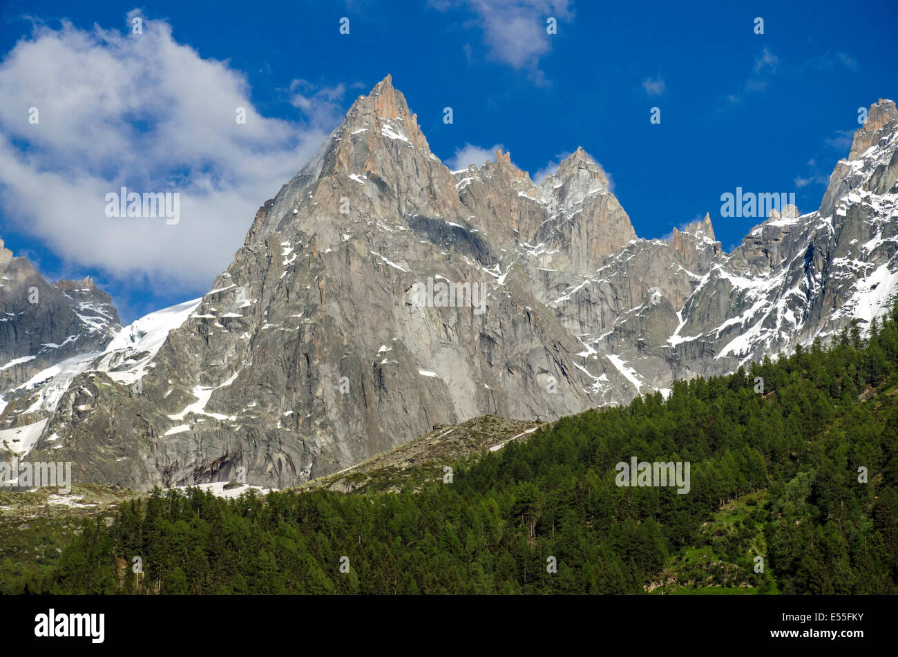 L'Aiguilles de Blaitière, les Ciseaux, du Fou e Lepiney - parte di les Aiguilles de Chamonix gamma - nelle Alpi francesi. Foto Stock