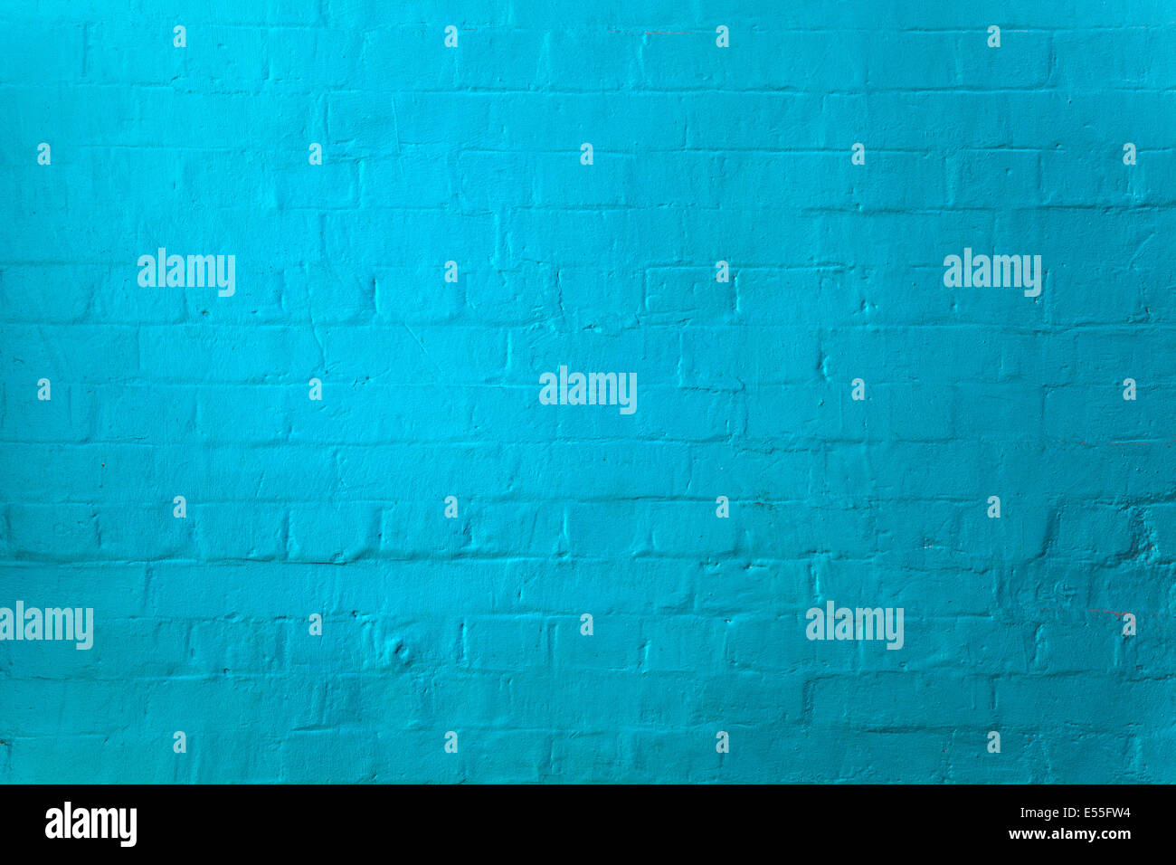 Dipinto di blu un muro di mattoni Foto Stock