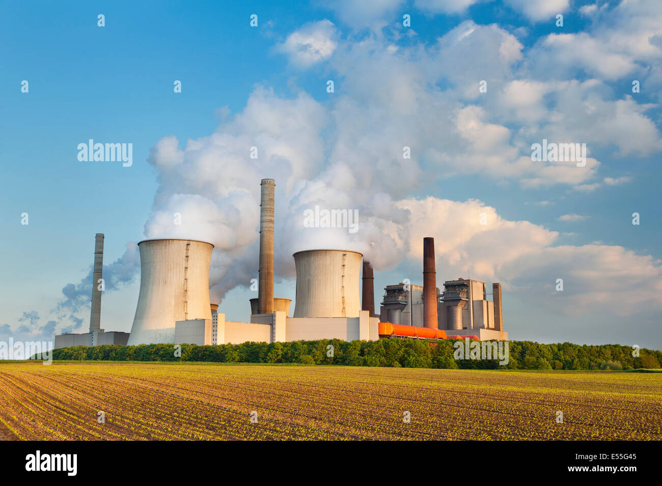 Una centrale elettrica a carbone su una collina di sera Foto Stock
