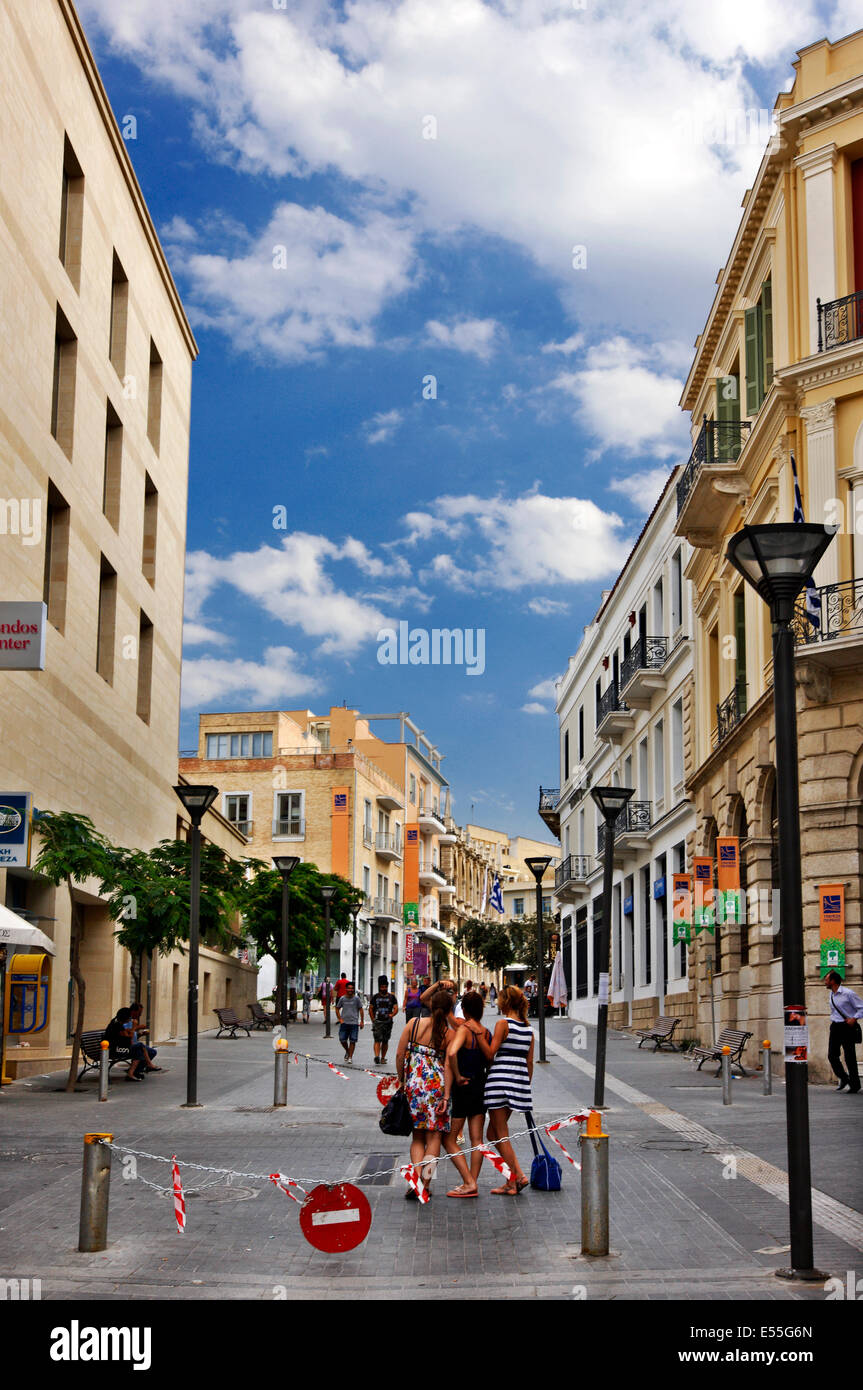 Il 25 di agosto street, il centro pedonale della città di Heraklion, Creta, Grecia. Foto Stock