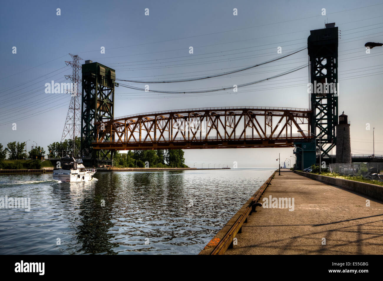 Ponte di sollevamento su una nave's Canal, Burlington, Canada Foto Stock