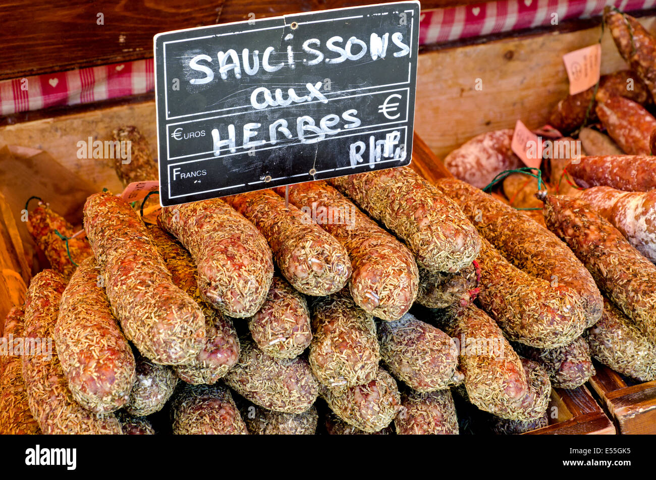 Saucissons aux Herbes, un tradizionale salsiccia francese su un mercato in stallo il mercato del sabato in Chamonix Haute Savoie, Francia. Foto Stock