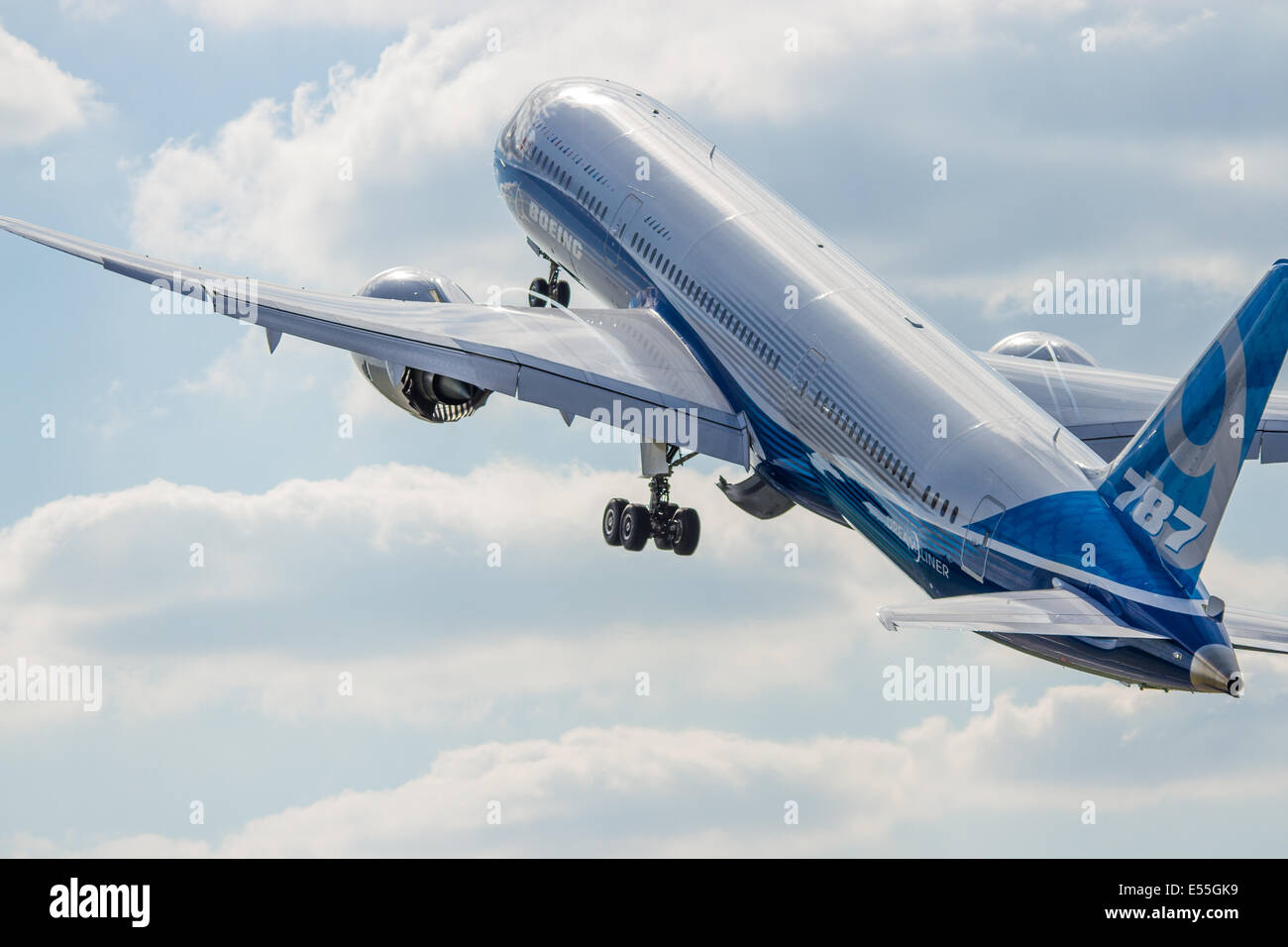 Boeing ha presentato il suo 787-9 Dreamliner allungato al Farnborough International Airshow, dimostrando la sua capacità di trasportare più passeggeri su lunghe distanze. L'aereo ha mostrato il suo design elegante e la tecnologia avanzata a basso consumo di carburante durante una serie di test di decollo e atterraggio. Foto Stock