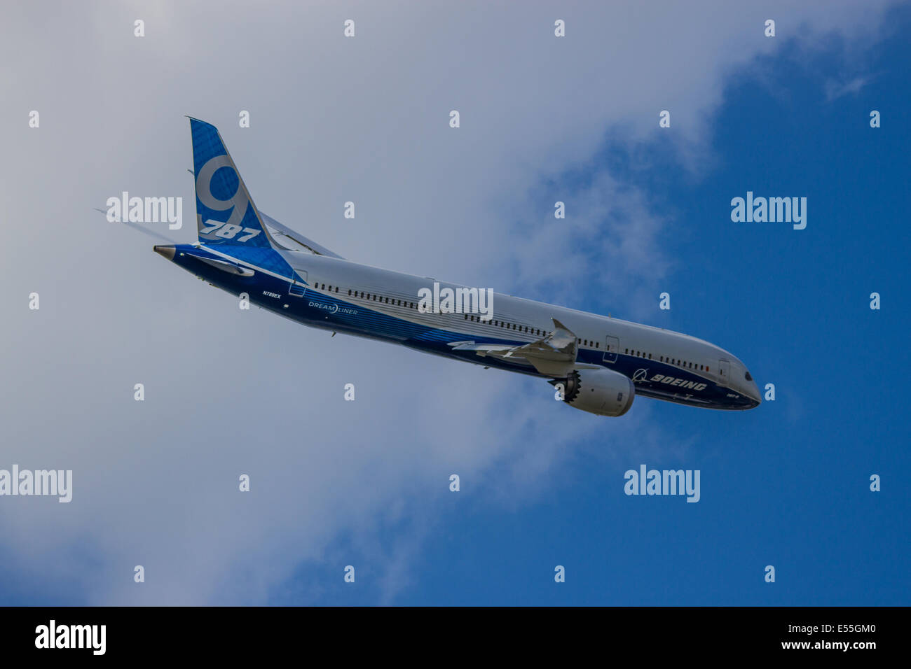 Boeing ha presentato il suo 787-9 Dreamliner allungato al Farnborough International Air Show il 15 luglio 2014. Questa versione del Dreamliner offre una maggiore capacità e portata rispetto all'originale 787, il che lo rende ideale per i voli a lungo raggio. Foto Stock