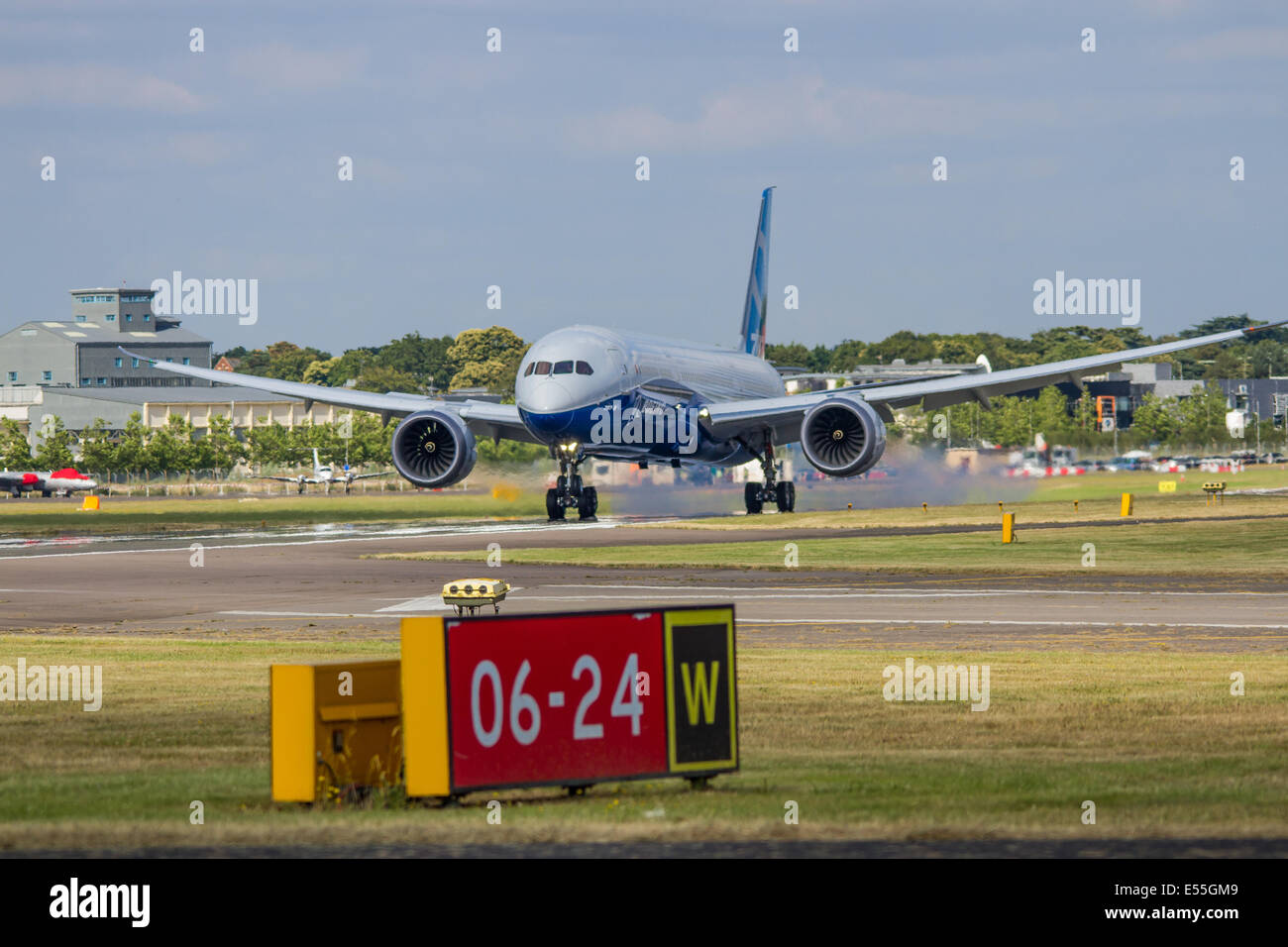 Il Boeing 787-9 Dreamliner, una versione allungata della popolare serie 787, fu esposto al Farnborough International Air Show. Questo aereo di linea offre una migliore efficienza del carburante e comfort per i passeggeri, riflettendo i più recenti progressi nella tecnologia dell'aviazione commerciale. Foto Stock
