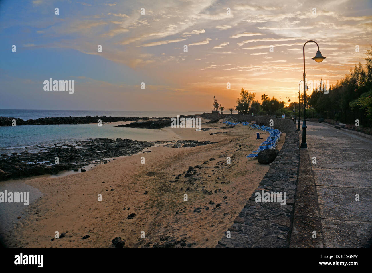 Tramonto sulla passeggiata costiera in Costa Teguise, Lanzrote. Foto Stock