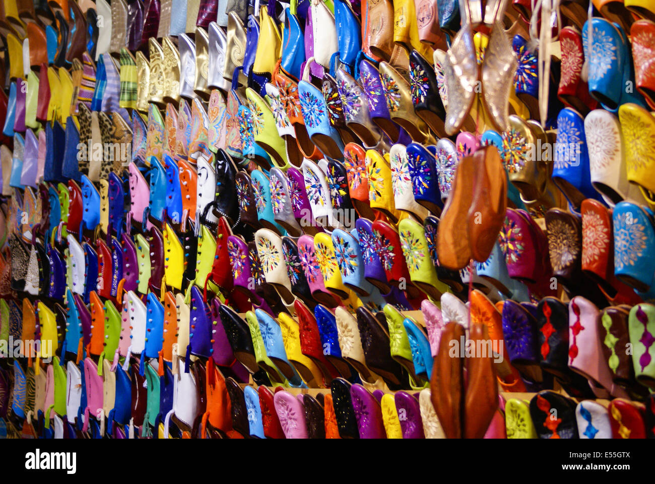 Colorati a mano marocchino scarpe in pelle Foto Stock