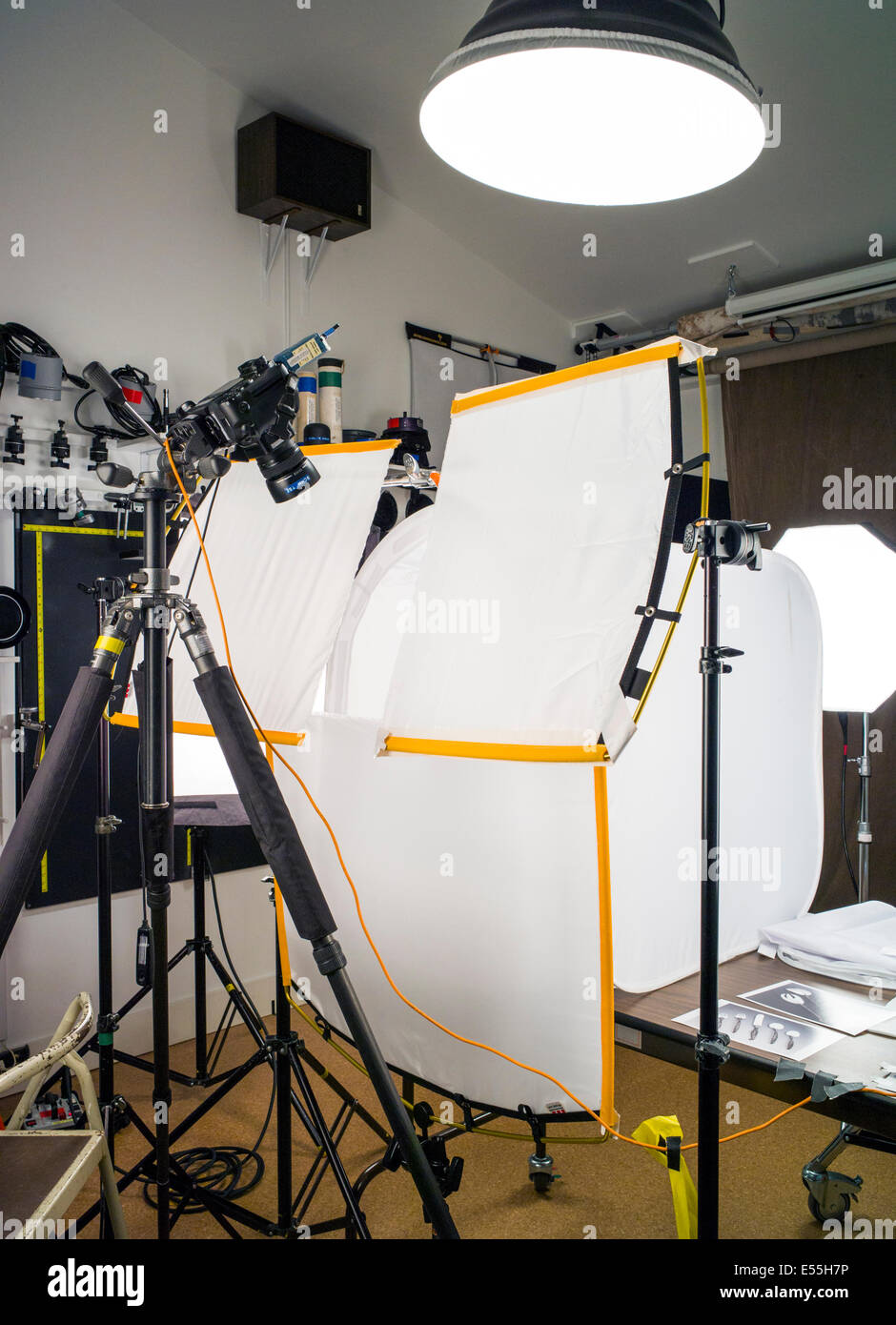 Fotografia commerciale studio, compresi illuminazione, sfondo e ingranaggio di presa. Foto Stock