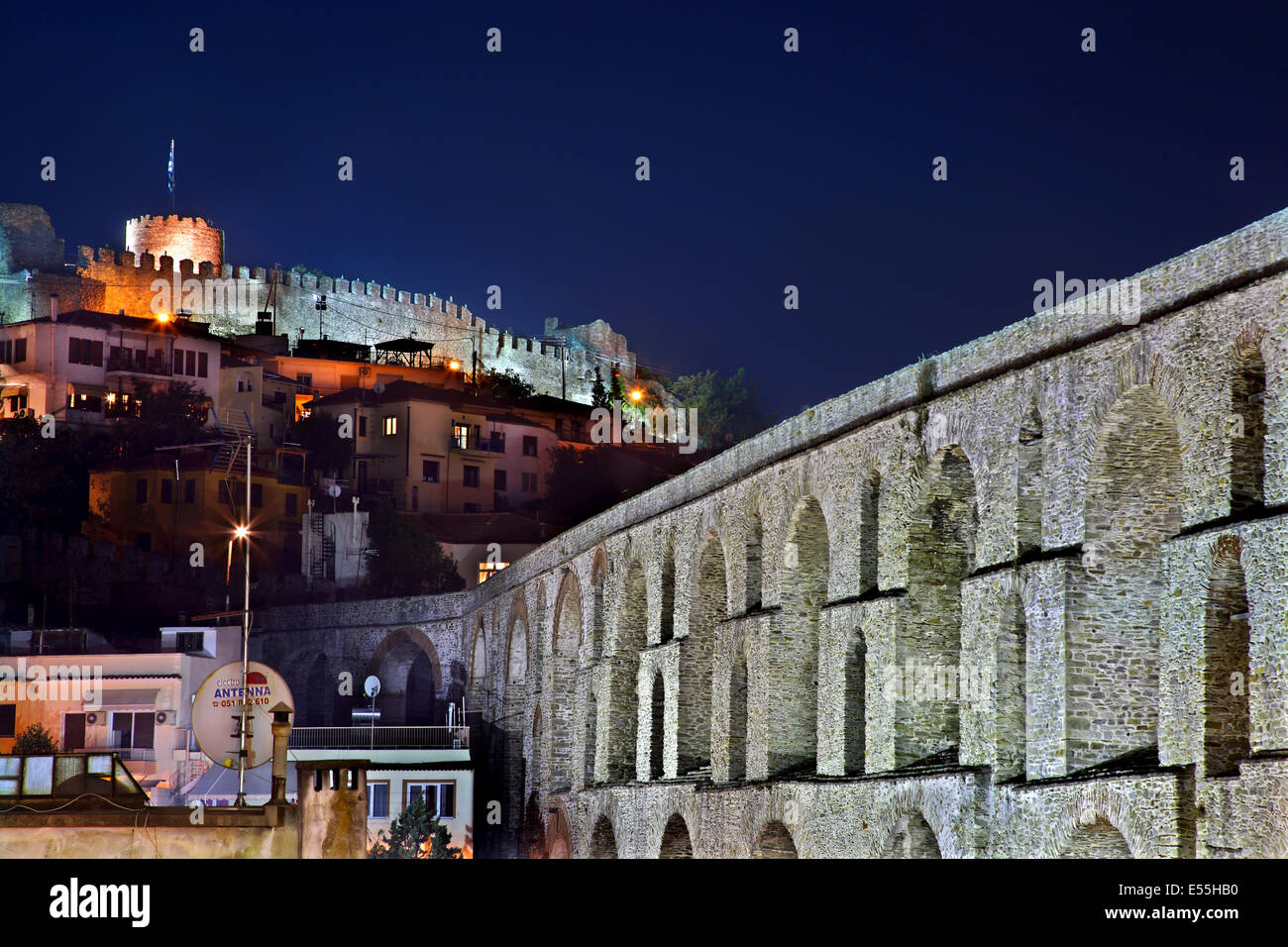 Vista notturna della 'Kamares' (Ottoman acquedotto), 'symbol' della città di Kavala, Macedonia, Grecia. Foto Stock