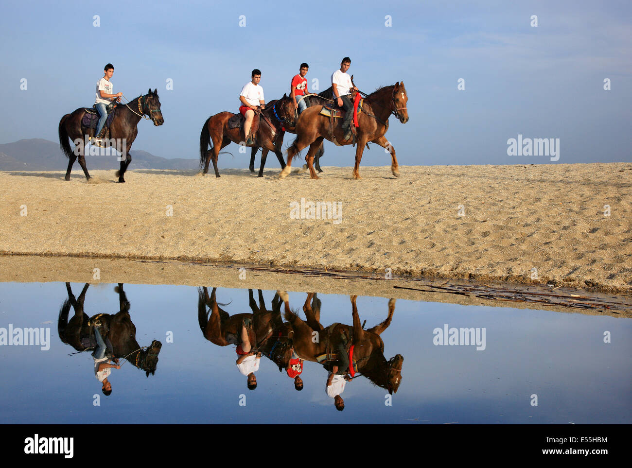 Giovani piloti, i membri del "Filippoi di Karystos' club di equitazione, presso la spiaggia di Karystos, Sud EUBEA, GRECIA CENTRALE. Foto Stock