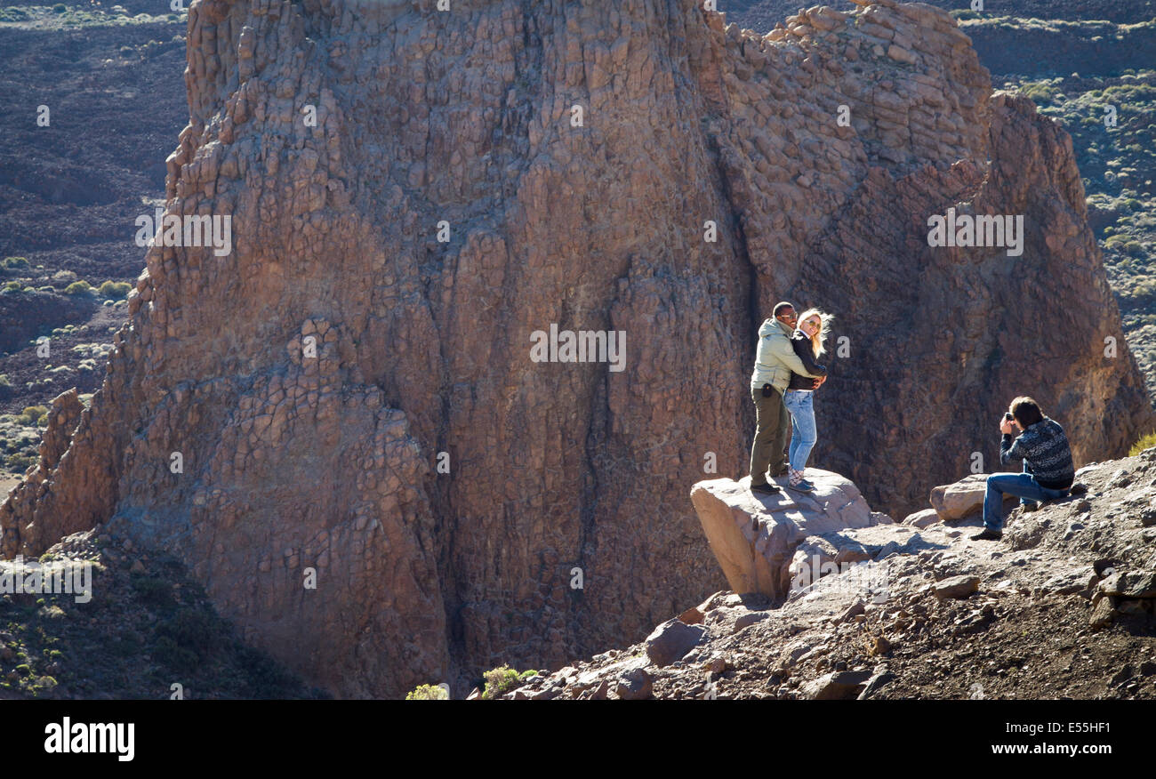 Persone e rocce laviche. Parco Nazionale di Teide. Tenerife, Isole Canarie, Oceano Atlantico, Spagna, Europa. Foto Stock