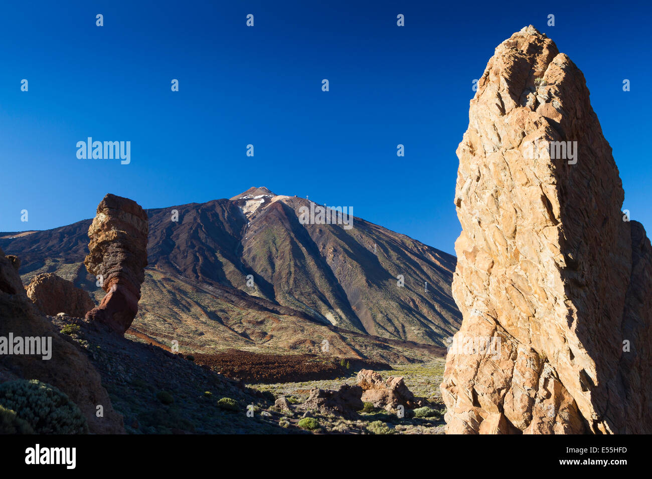 Roque Cinchado e vulcano Teide. Parco Nazionale di Teide. La Orotava, Tenerife, Isole Canarie, Oceano Atlantico, Spagna, Europa. Foto Stock