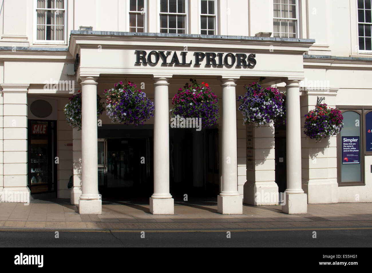 Il Royal Priors shopping centre, Leamington Spa Warwickshire, Inghilterra, Regno Unito Foto Stock