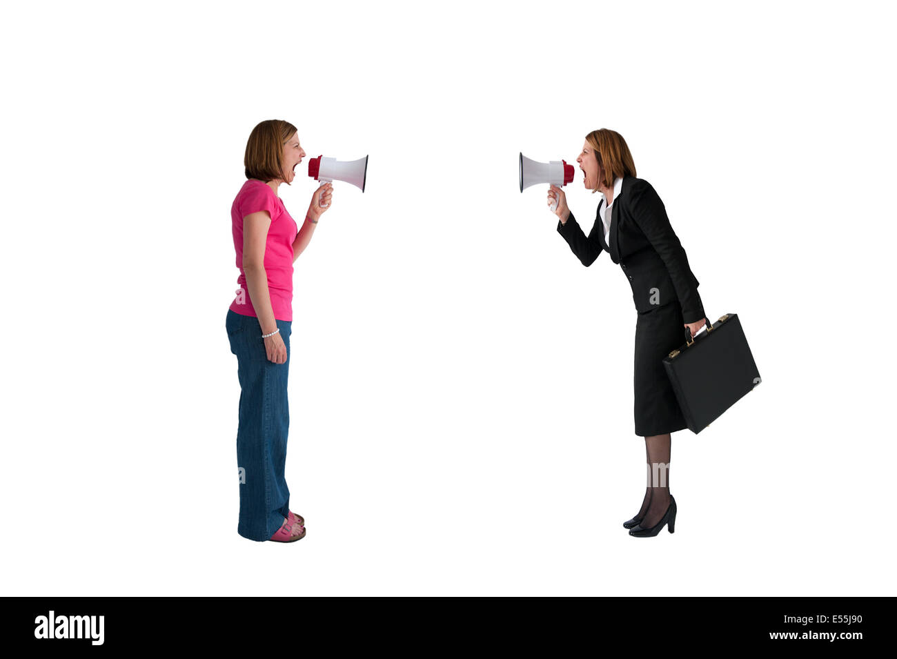 Arrabbiato grida di donne - imprenditrice e donna - grida con megafoni isolati su sfondo bianco Foto Stock