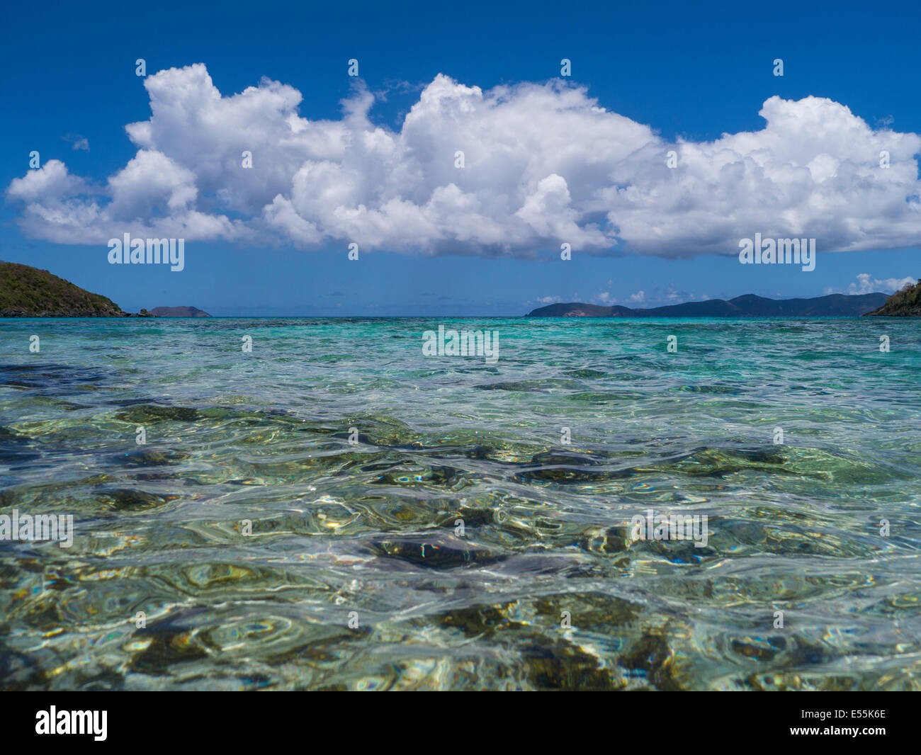 Chiare e pulite acque del mar dei Caraibi sull'isola caraibica di San Giovanni nelle Isole Vergini Americane Foto Stock