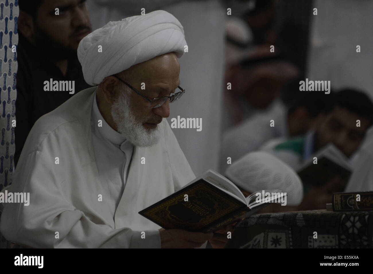 Sheikh Issa Qassem, padrino e leader religiosi della comunità sciita in Bahrain per assistere ad una rinascita di preghiera ogni notte del mese di Ramadan nella moschea di Imam Sadiq in Diraz ad ovest della capitale Manama. © Hussain Altareef/Pacific Press/Alamy Live News Foto Stock