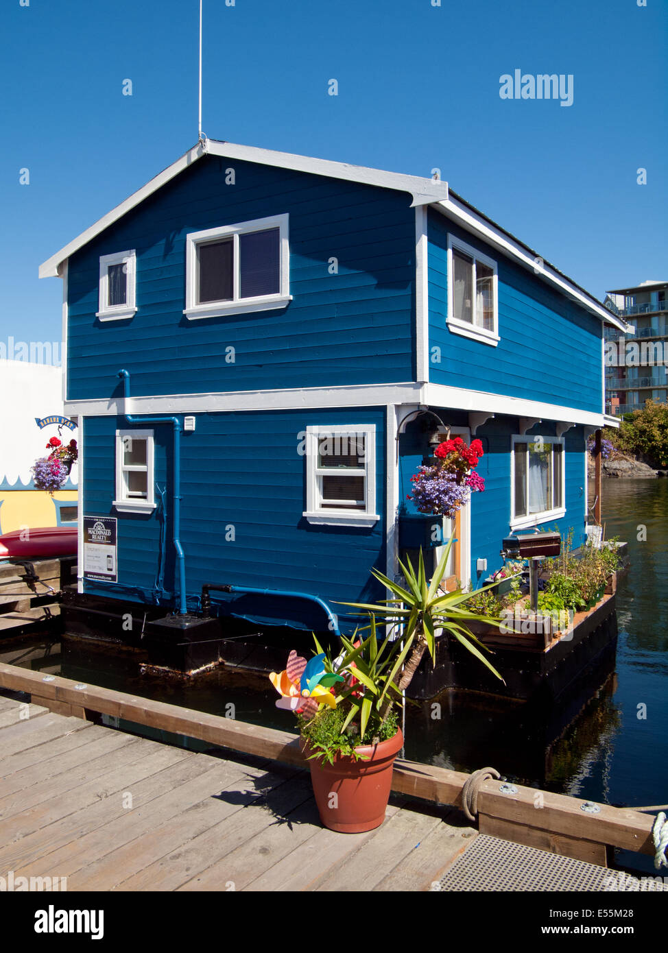 Un pittoresco, blu, privato houseboat in Fisherman Wharf in Victoria, British Columbia, Canada. Foto Stock