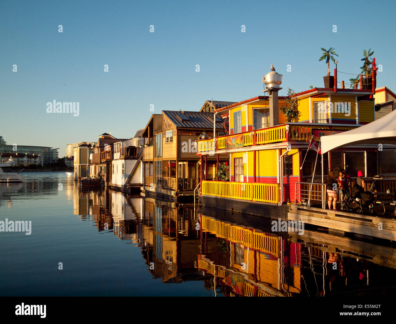 I turisti, case galleggianti e imprese flottante al Fisherman's Wharf in Victoria, British Columbia, Canada. Foto Stock