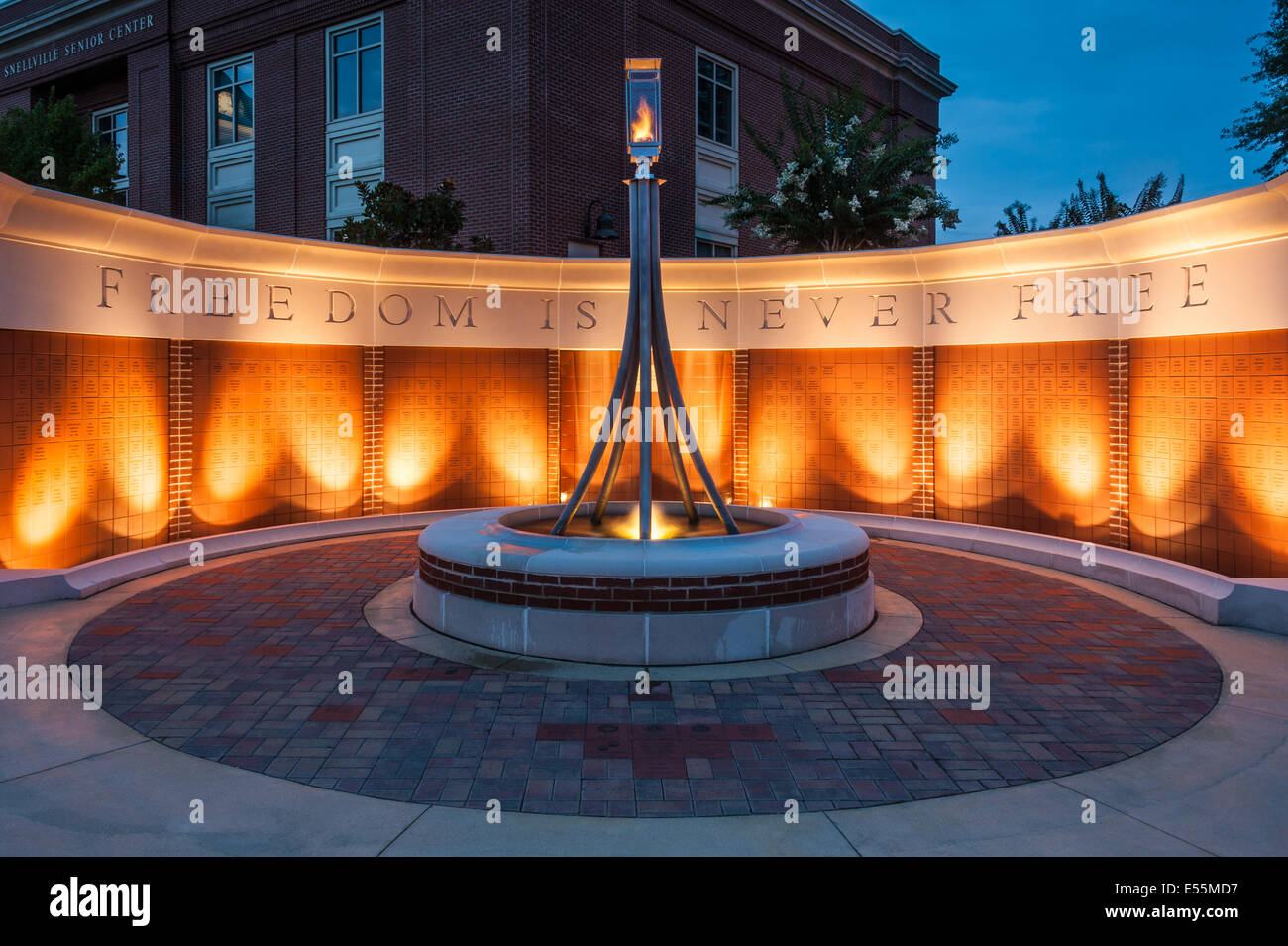 "La libertà non è mai libero' Veteran's Memorial a Snellville edificio comunale in Snellville (Metro Atlanta, Georgia, Stati Uniti d'America. Foto Stock