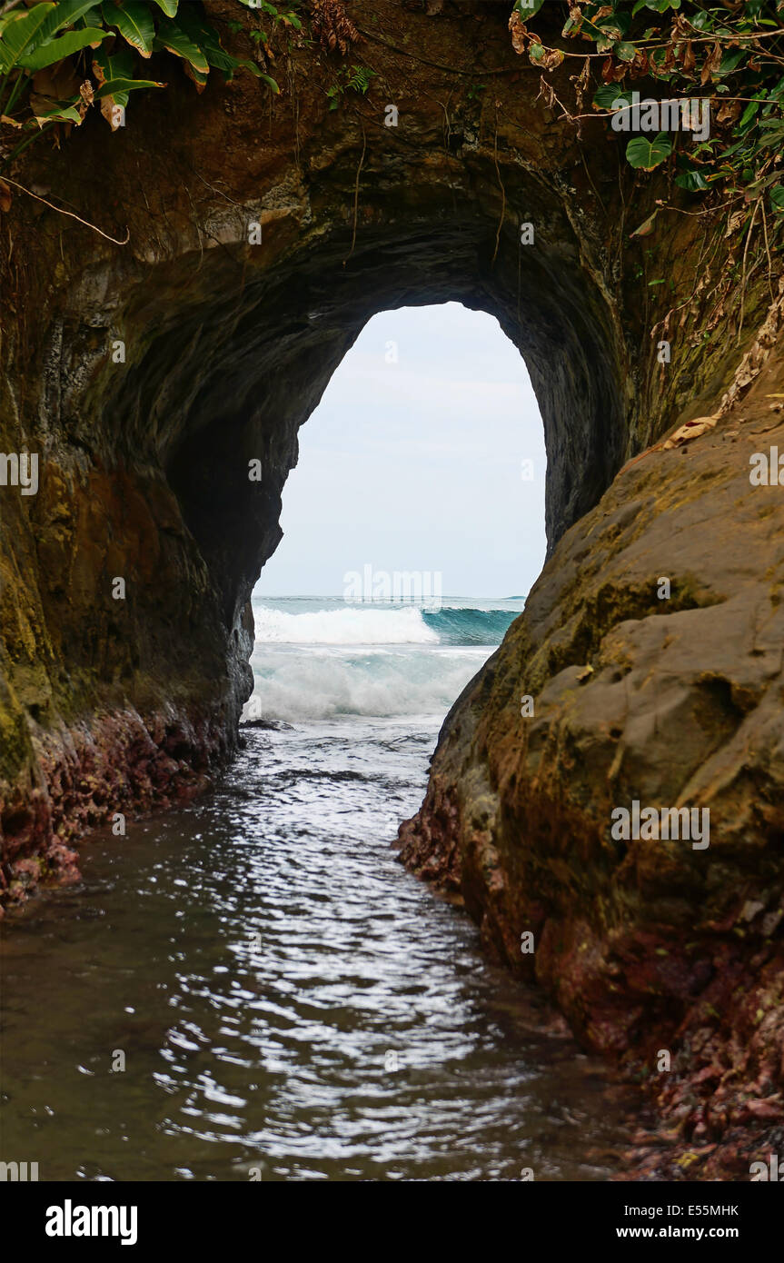 Tunnel naturale nella roccia scavate dalle onde del mare sulla costa caraibica del Costa Rica, Punta Uva, Puerto Viejo Foto Stock