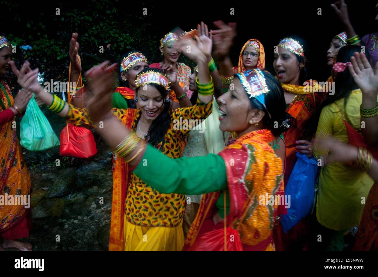Kathmandu, Nepal. 21 Luglio, 2014. Nepalese devoti indù di cantare e ballare durante la Bol Bom pellegrinaggio a Sudarijaal nella periferia di Katmandu, Nepal, luglio 21, 2014. Durante il pellegrinaggio, devoti a piedi scalzi miglia prima di offrire l'acqua a Pashupatinath signore Shiva tempio di Katmandu. Credito: Pratap Thapa/Xinhua/Alamy Live News Foto Stock