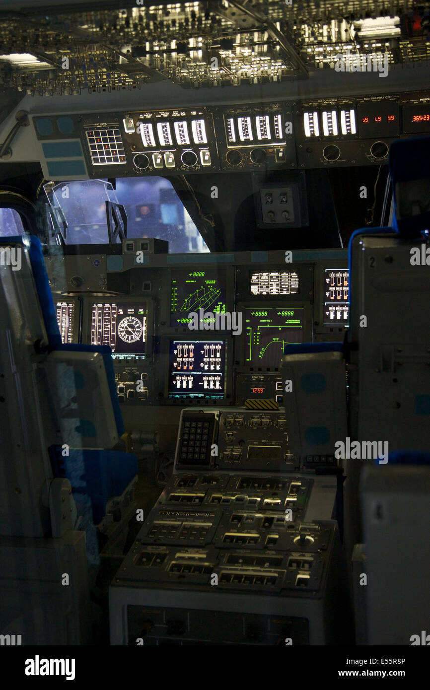 Chiba, Giappone. 18 Luglio, 2014. Una cabina equipaggio replica del Atlantis astronave a 'Spazio Expo 2014' in Makuhari Messe sulla luglio 18, 2014. Lo spazio Expo 2014 è la premiere asiatica di 'NASA avventura umana' che porta in Giappone una cronaca della NASA missioni spaziali, come pure Japan Aerospace Exploration agenzia "JAXA' proprie missioni. L'expo si terrà dal 19 luglio al 23 settembre. © Rodrigo Reyes Marin/AFLO/Alamy Live News Foto Stock