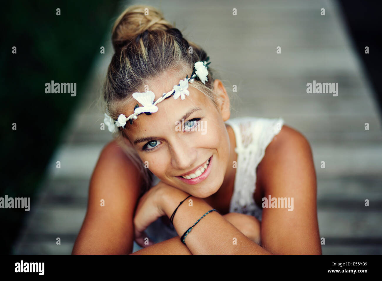Giovane donna in abito bianco su una passerella Foto Stock
