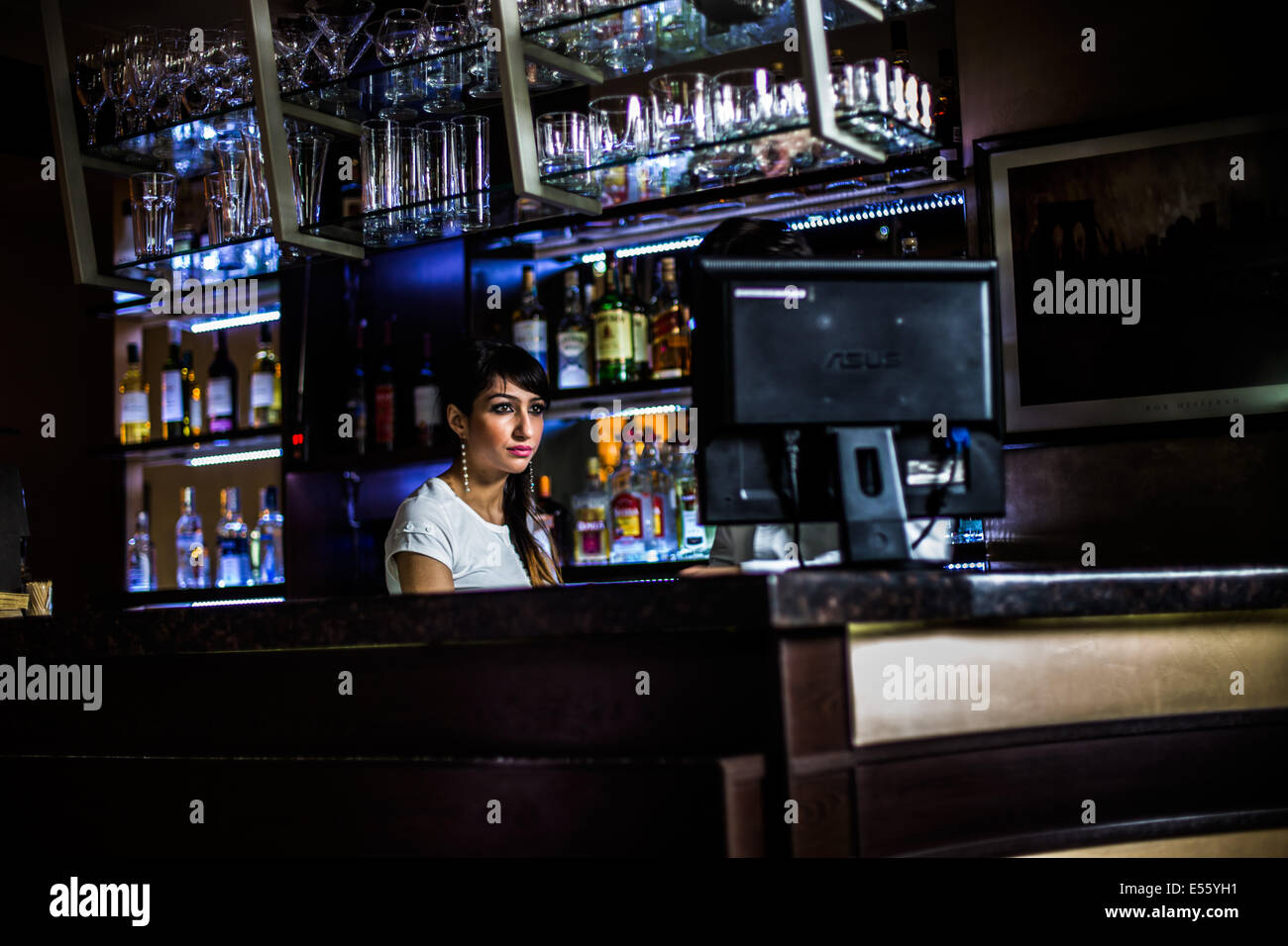 Giovane cameriera in un bar in centro a Yerevan, Armenia Foto Stock