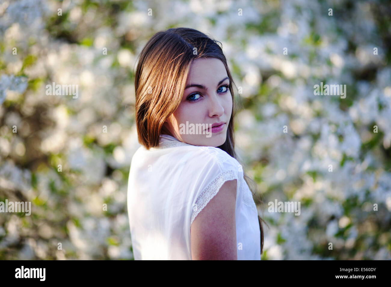 Ritratto di una giovane donna con fiori di ciliegio Foto Stock