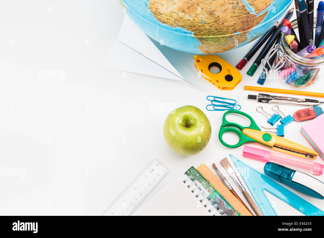 Vista superiore della scuola accessori su una scrivania con spazio di copia Foto Stock