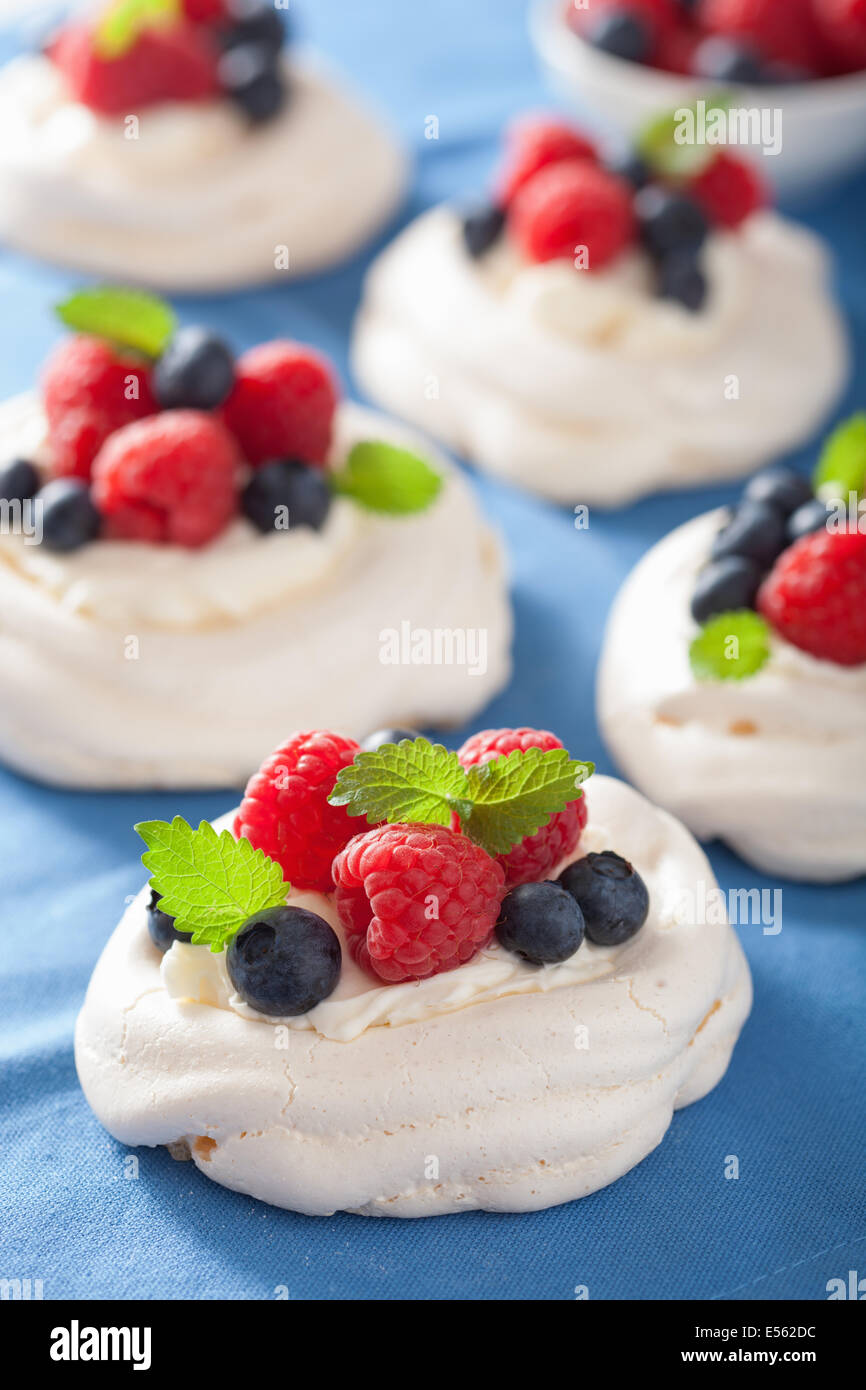 Pavlova meringa torta con crema e berry Foto Stock
