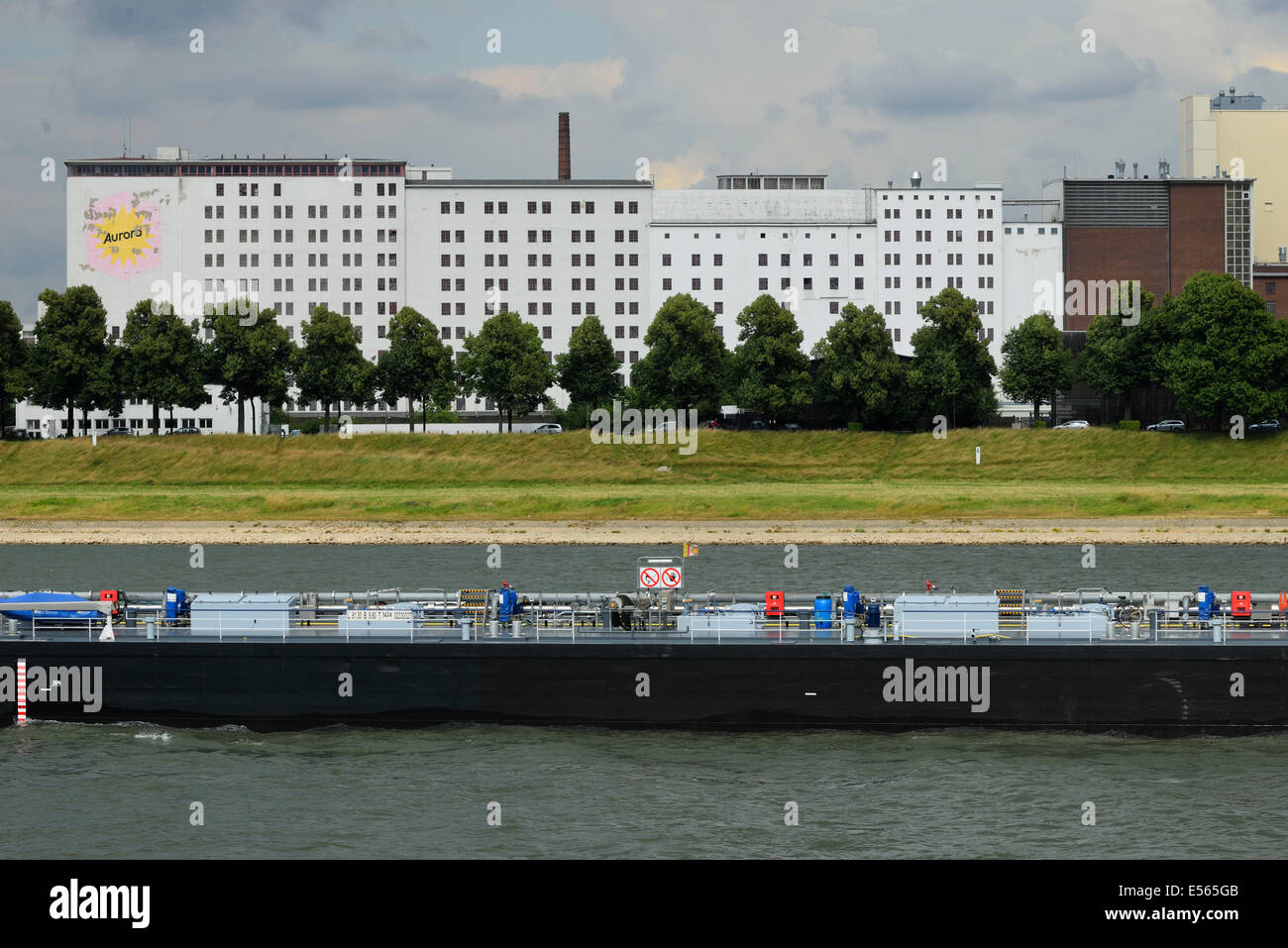 Ellmühle colonia ex Leysieffer & Lietzmann Mühle Cologne-Deutz essendo attraversato da una petroliera sul fiume Rhein Foto Stock