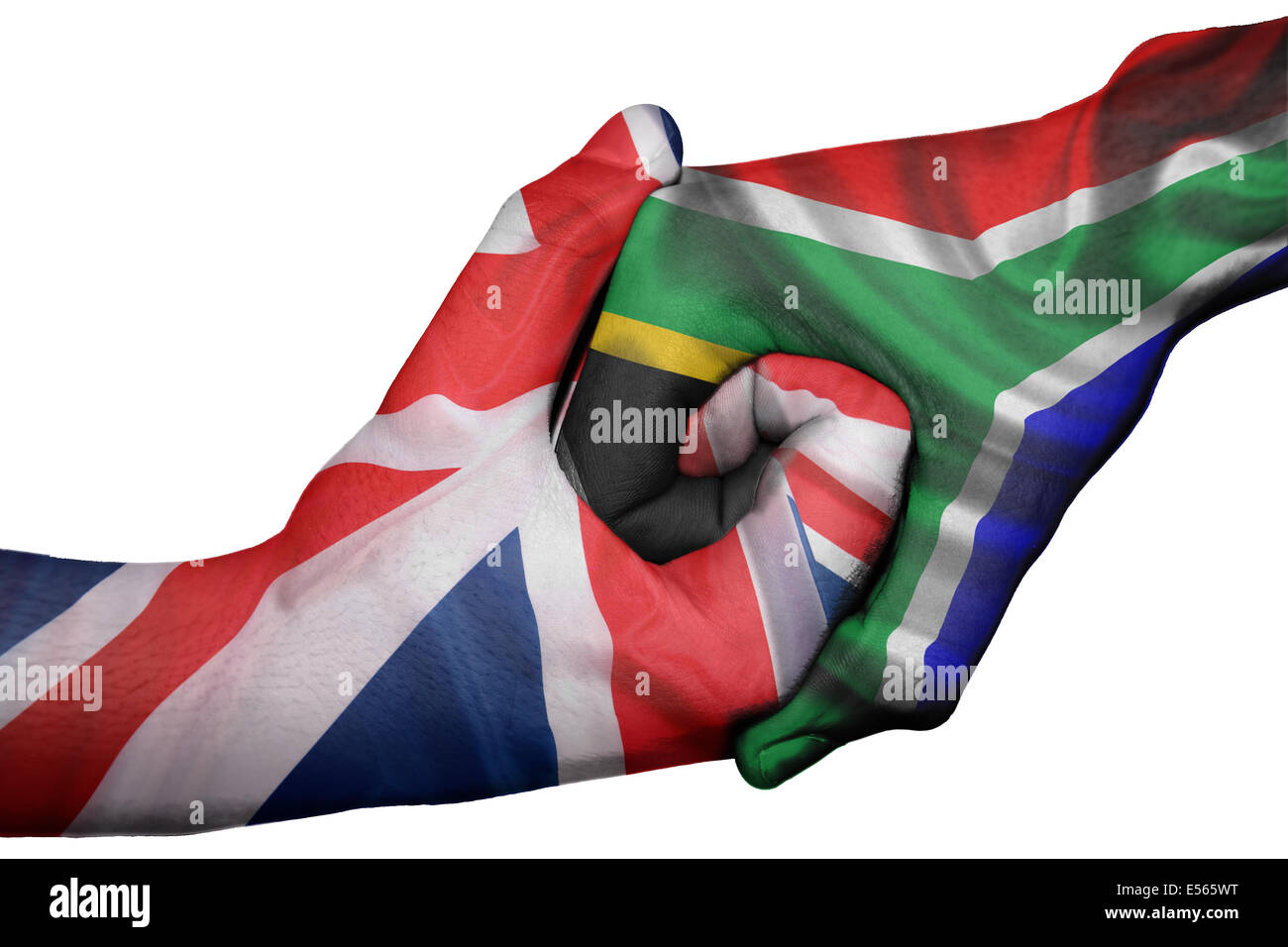 Handshake diplomatiche tra paesi: bandiere del Regno Unito e Sud Africa sovradipinta le due mani Foto Stock