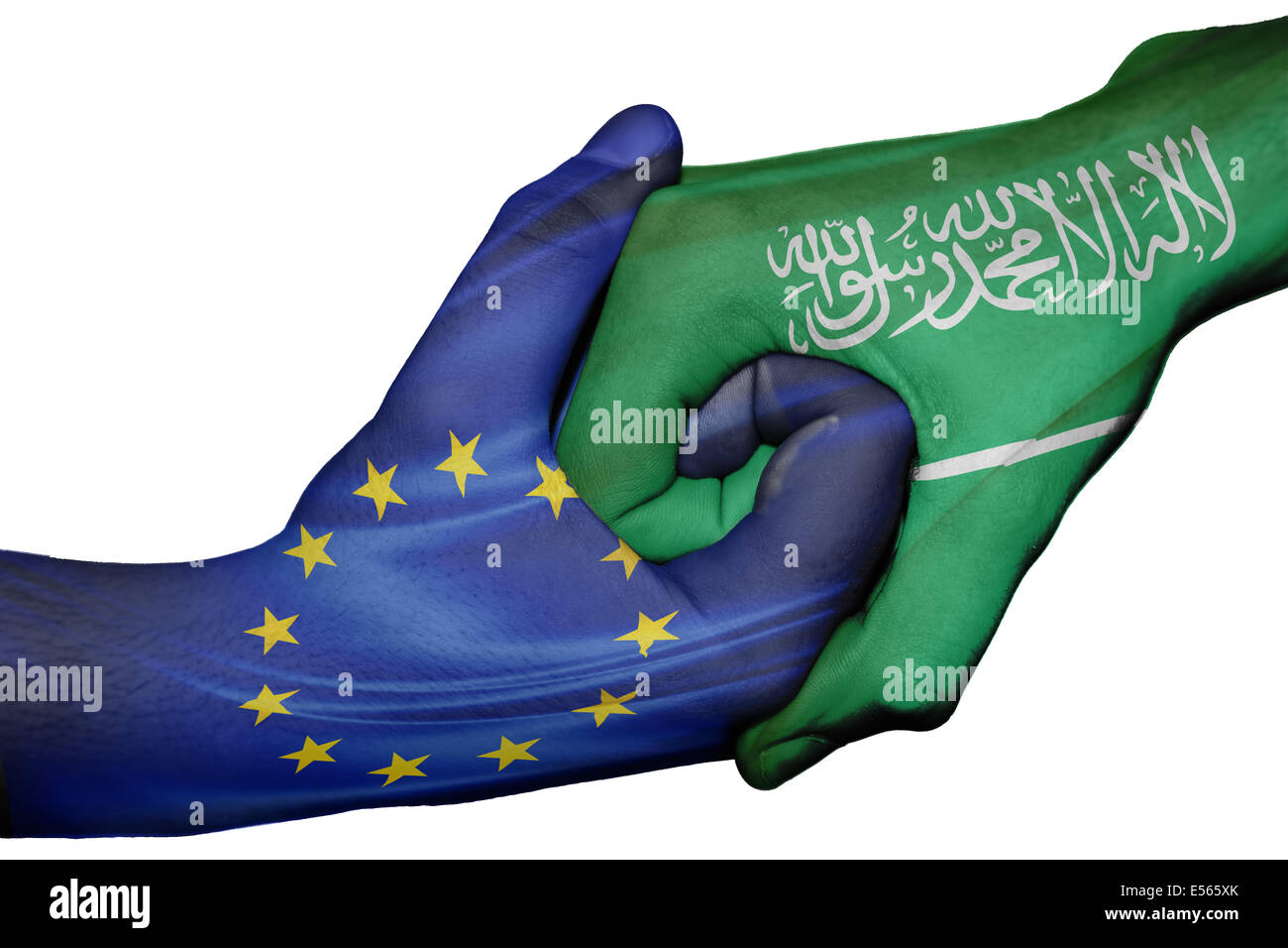 Handshake diplomatiche tra paesi: bandiere di Unione europea e Arabia Saudita sovradipinta le due mani Foto Stock