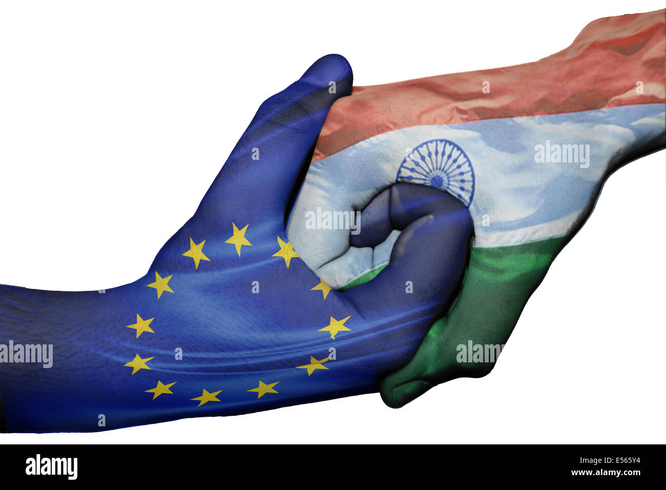 Handshake diplomatiche tra paesi: bandiere di Unione europea e India sovradipinta le due mani Foto Stock