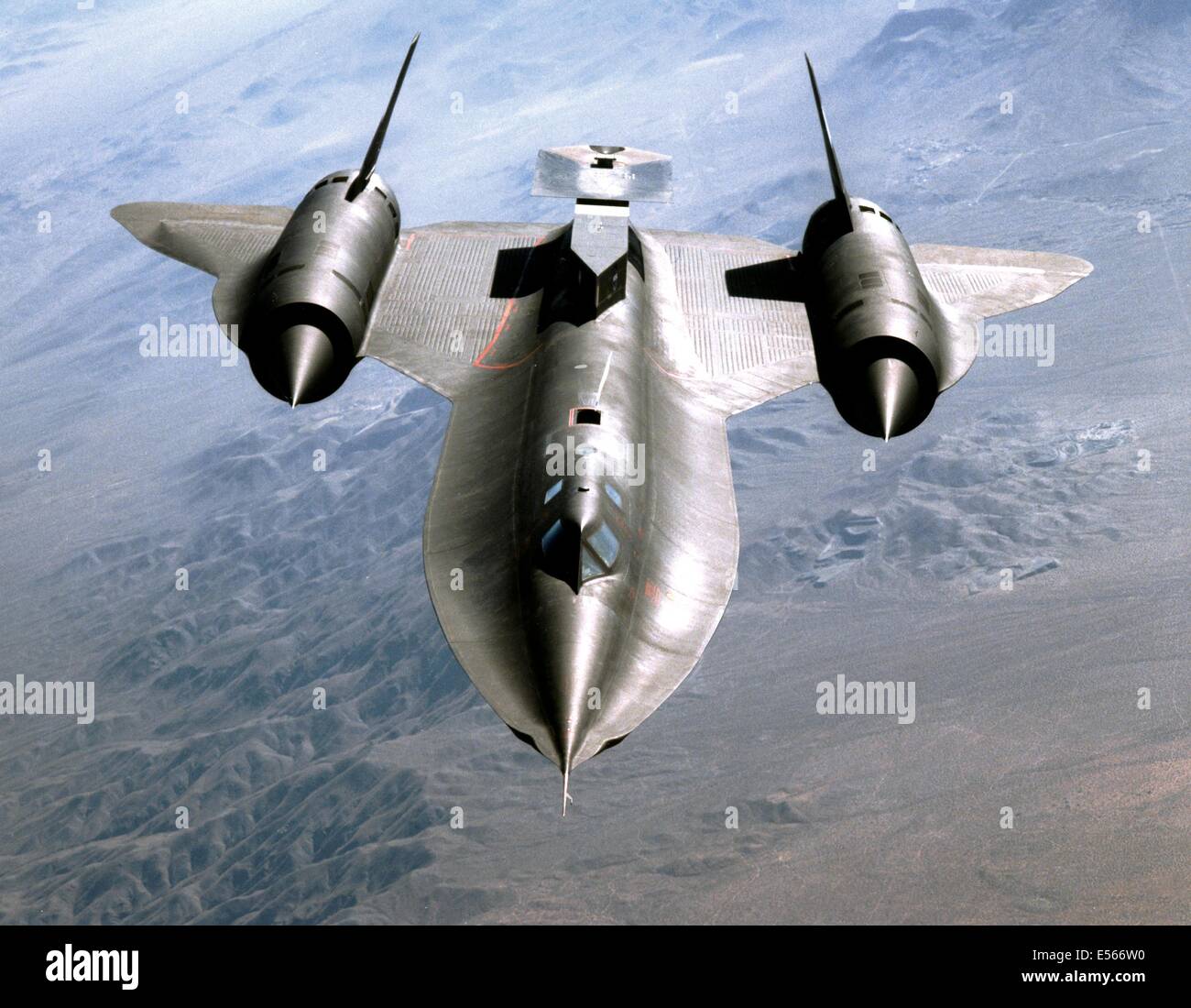 Un US Air Force SR-71 Blackbird long-range strategico aerei di ricognizione con un test sperimentale attrezzatura montata sulla parte posteriore del velivolo 19 ottobre 2012. Il Merlo possono viaggiare a 2.100 mph a 80.000 piedi ed è in grado di rilevamenti topografici 100.000 chilometri quadrati di superficie terrestre per ora. Foto Stock