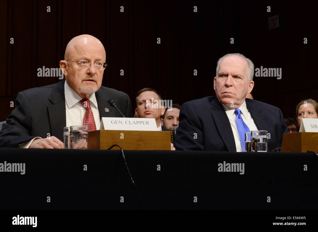 Direttore della National Intelligence James Clapper e il direttore della CIA John Brennan testimoniare prima di Stati Uniti Senato Comitato di selezione sulla Intelligence Marzo 12, 2013 a Washington, DC. Foto Stock