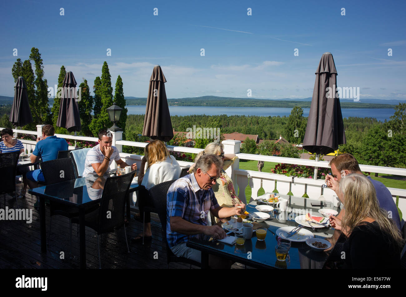 I turisti di gustare la colazione in una tranquilla mattina d'estate sul lago Siljan nel folclore svedese district Dalecarlia Foto Stock