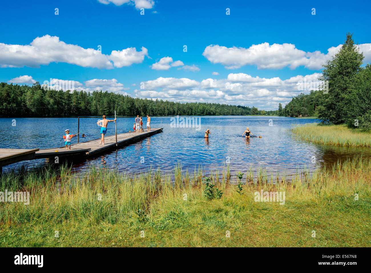 Estate in Svezia - le persone che si godono una giornata di sole da un lago Foto Stock