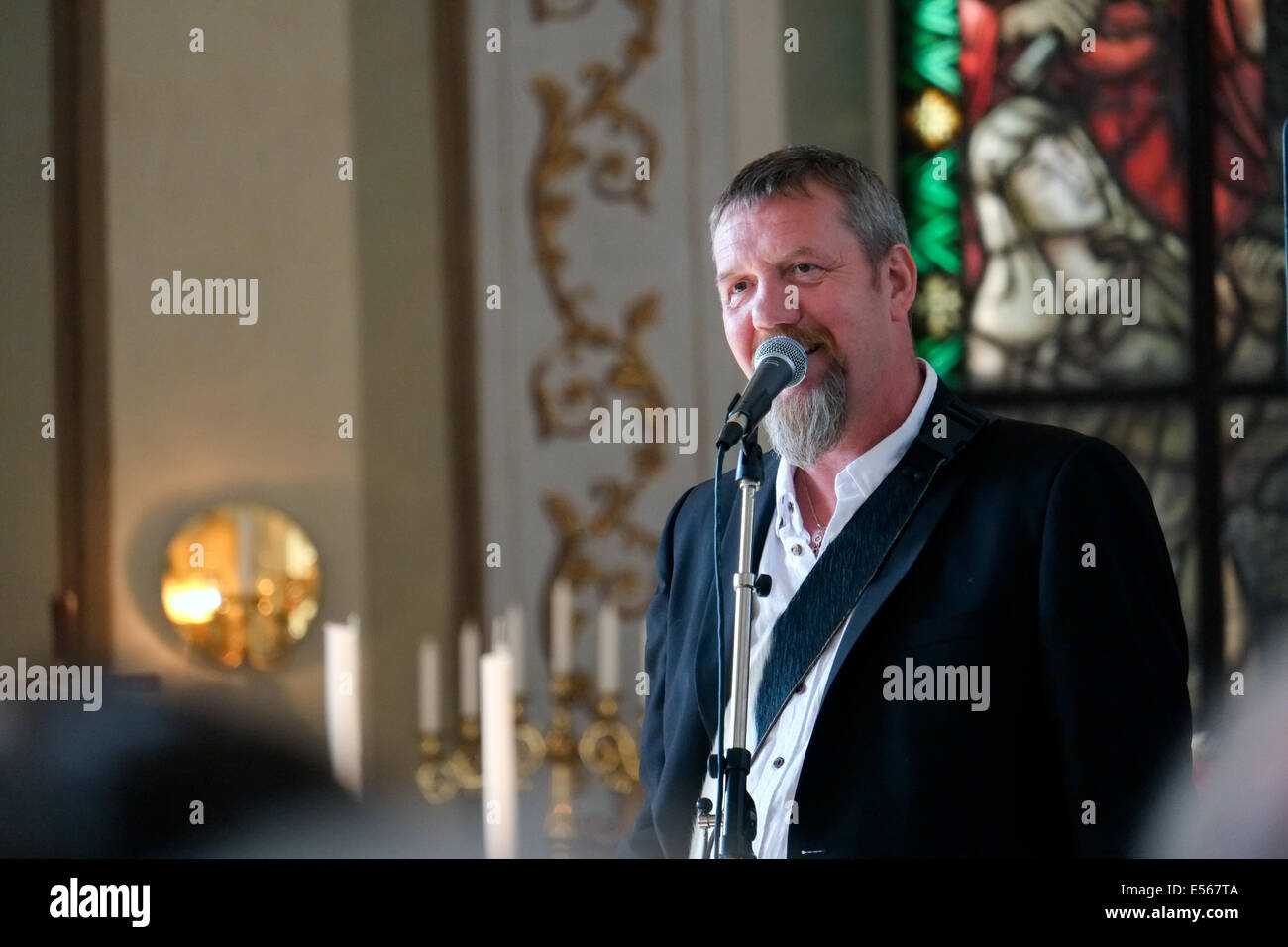 Roger Tallroth svedese della musica folk gruppo "Väsen' presenta la loro musica al festival di 'Musica sul lago Siljan' Foto Stock