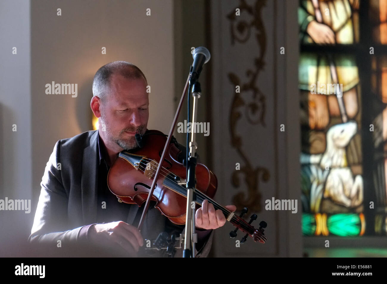 Mikael Marin svedese del gruppo folk "Väsen' esegue al festival di 'Musica sul lago Siljan' Foto Stock