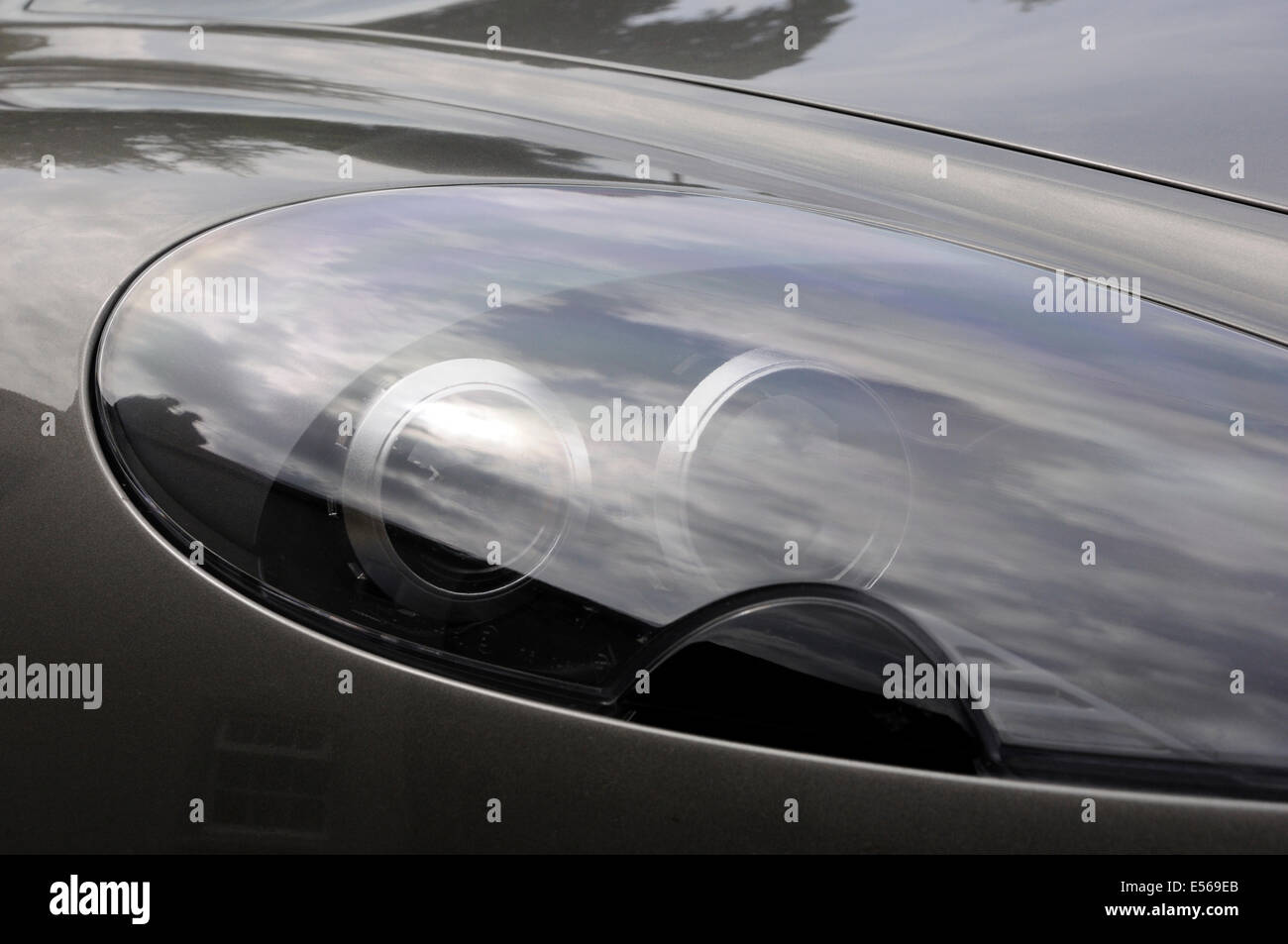 Il faro della Aston Martin DB9 Volante Foto Stock
