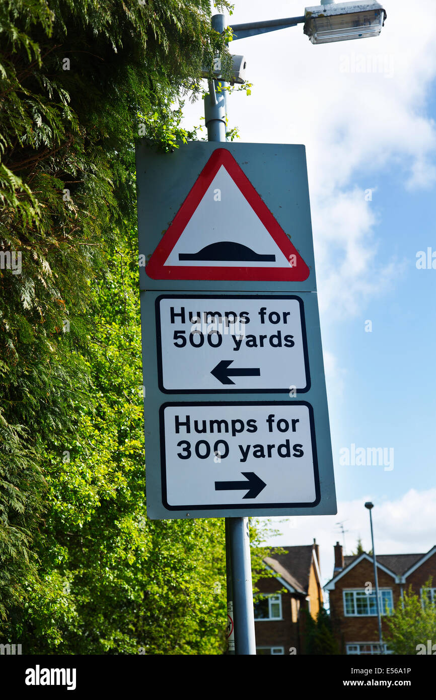 Regno Unito cartello stradale di avvertimento di gobbe di velocità Foto Stock