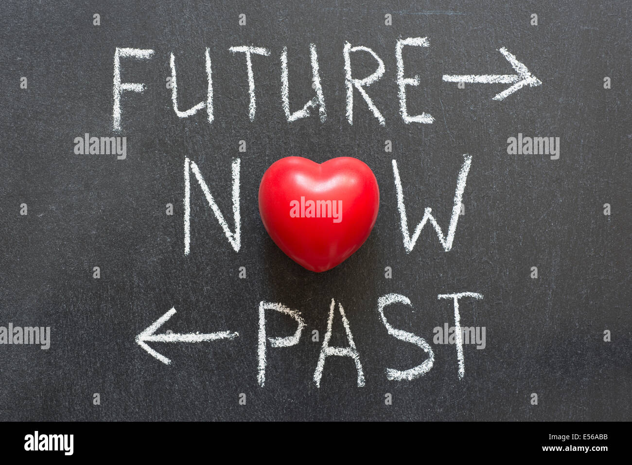 Ora concetto manoscritta su lavagna con cuore rosso simbolo invece di o Foto Stock