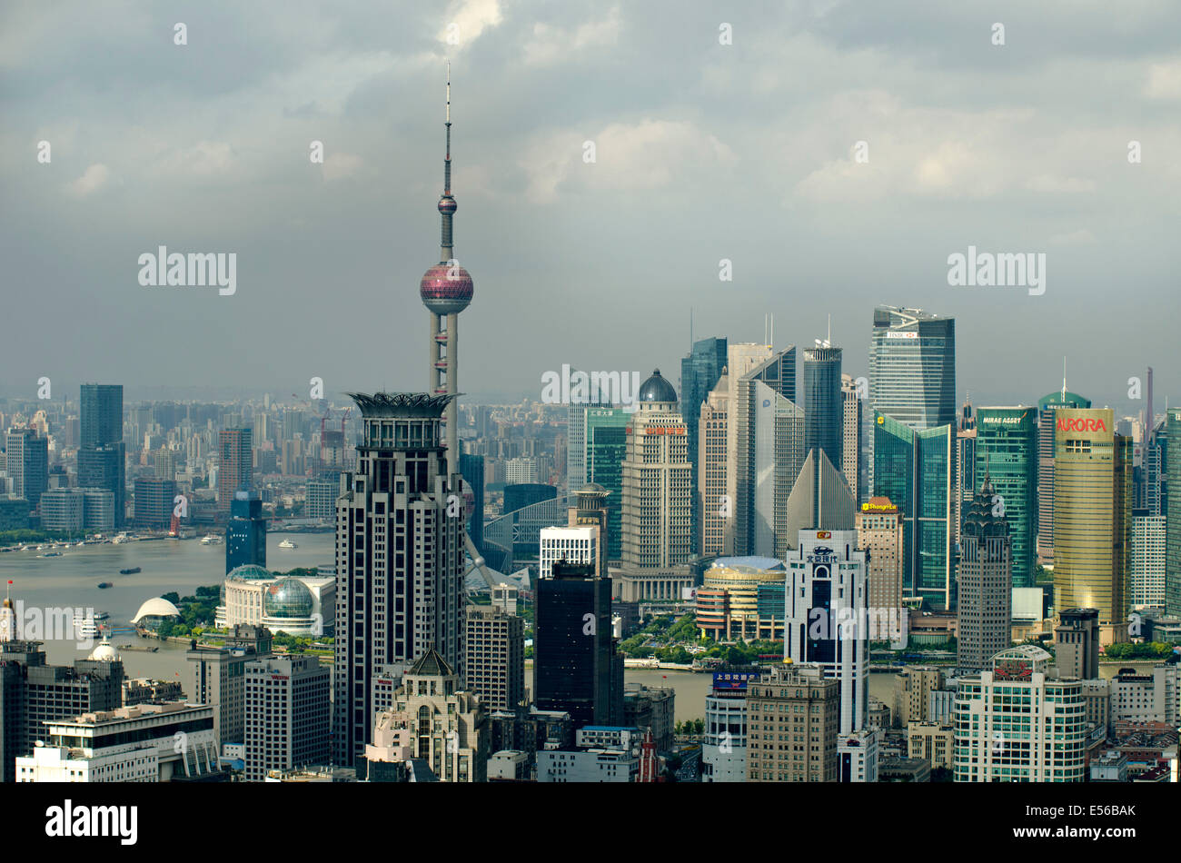 Densa vista della città di Shanghai che include il Bund e. una varietà di grattacieli come le torri residenziali e uffici e si alza in una bella giornata Foto Stock