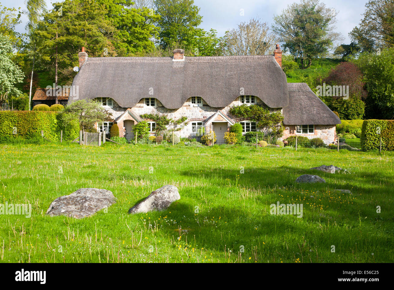 Due storici semi-detached cottage con il tetto di paglia al villaggio Lockeridge, Wiltshire, Inghilterra Foto Stock