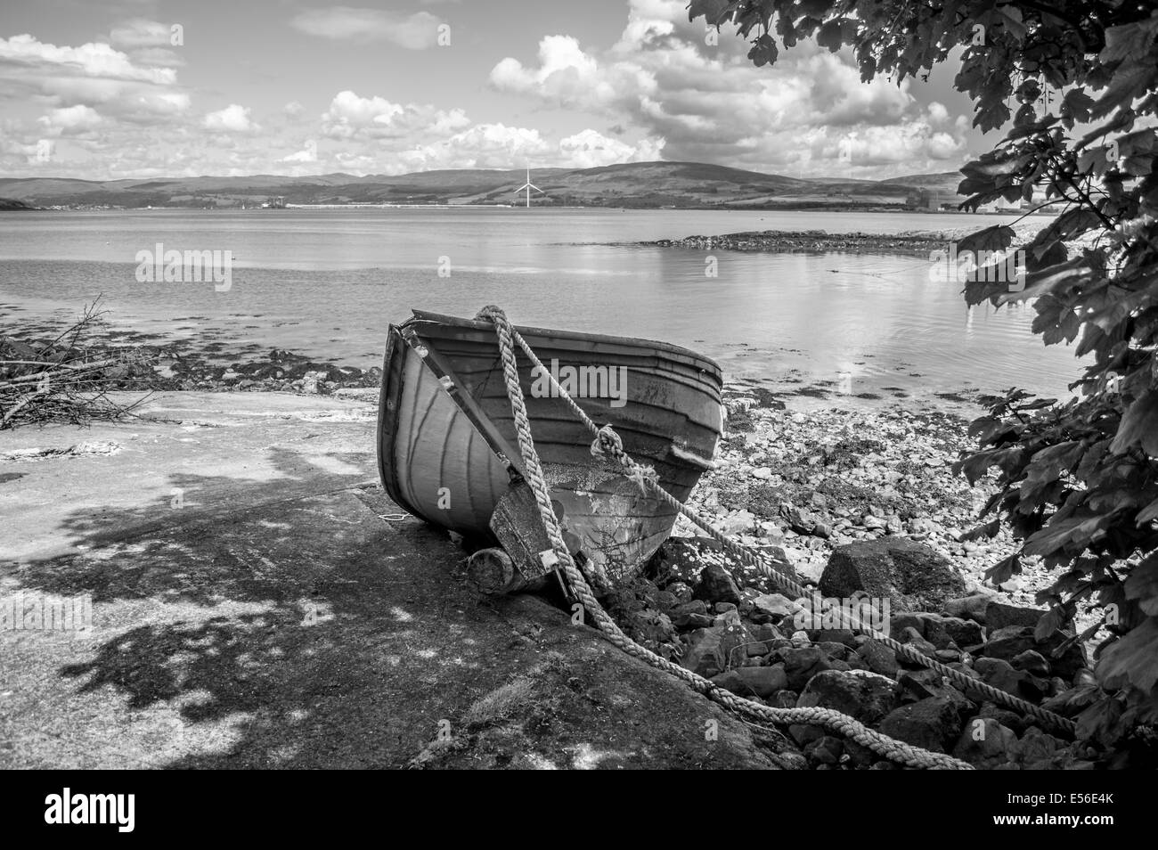 Fatiscente barca sulla spiaggia, Little Cumbrae Island, Firth of Clyde, Scozia Foto Stock