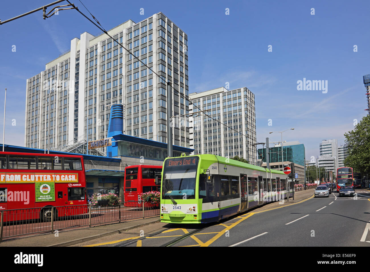 Un tram su Croydon Tramlink sistema viaggia su Wellesley Road nel centro città di Croydon Foto Stock