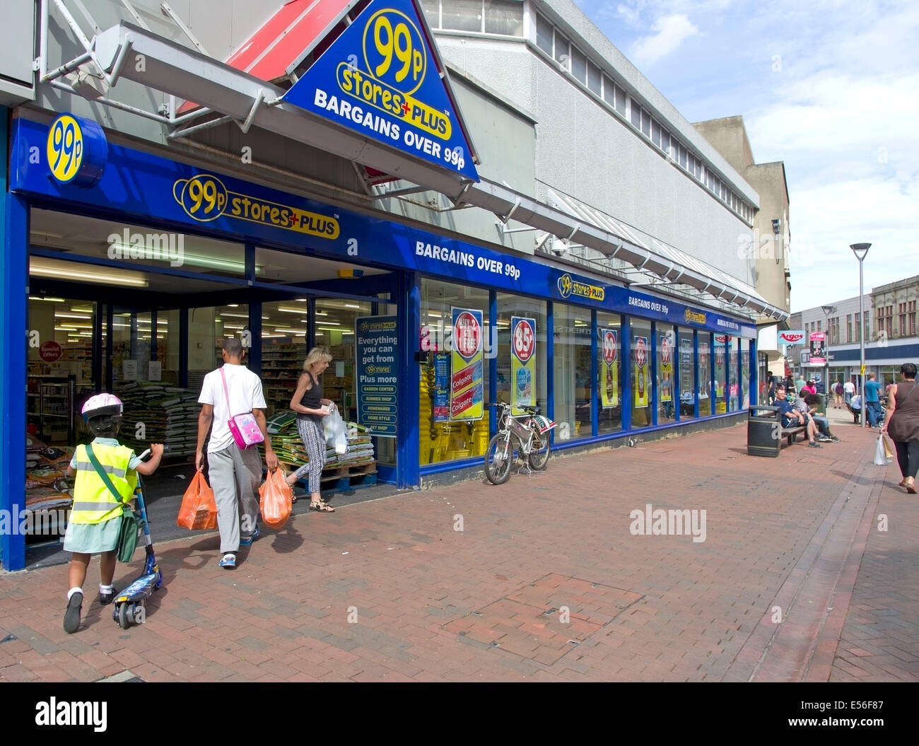 Carr Street è una centrale di Ipswich solo pedonale area dello shopping. Un po' di downmarket con le canzoni memorizza i convertitori di cassa ed Elec Foto Stock