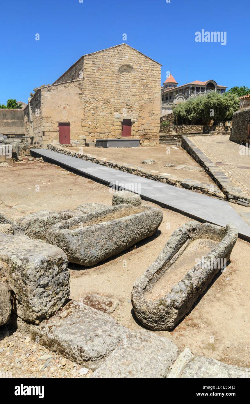Vecchia chiesa restaurata e rovine circostanti nonché del sarcofago in Idanha-a-Velha, Portogallo Foto Stock